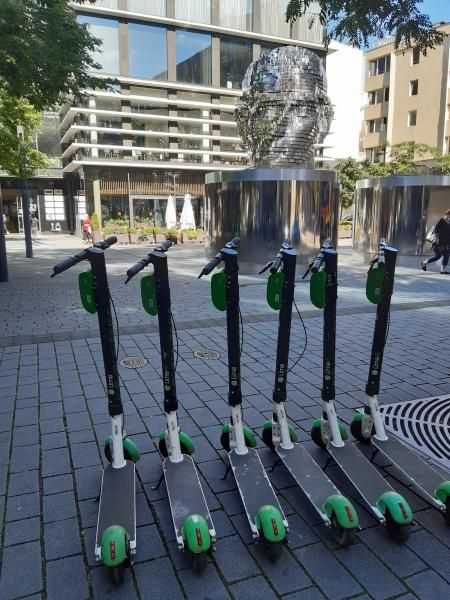 Strážníci kontrolují jezdce na koloběžkách a cyklisty, spouští akci Koloběžka Strážníci kontrolují jezdce na koloběžkách a cyklisty, spouští akci Koloběžka