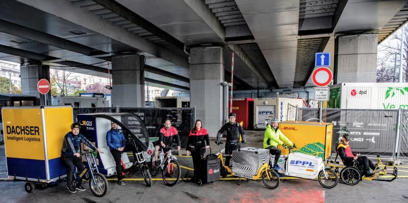 VIDEO: Do centra Prahy vyjela nákladní elektrokola. Hlavní město otevřelo první cyklodepo pro rozvoz zásilek