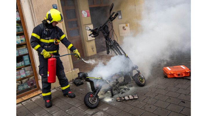 Požár elektrokoloběžky: škoda 30 tisíc Kč, rychlý zásah hasičů zachránil navíc 200 tisíc