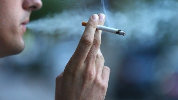Zákaz kouření přinesl do měst a obcí Plzeňska nepořádek a hluk