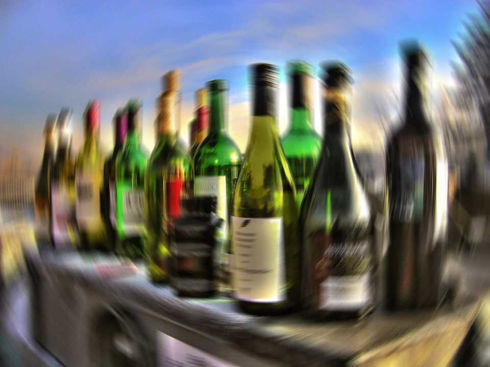 Na Plzeňsku přibylo lidí závislých na alkoholu a drogách