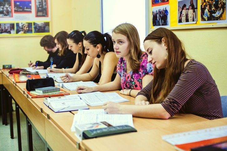 Plzeň ve svých základních školách zajišťuje výuku etikety pro děti