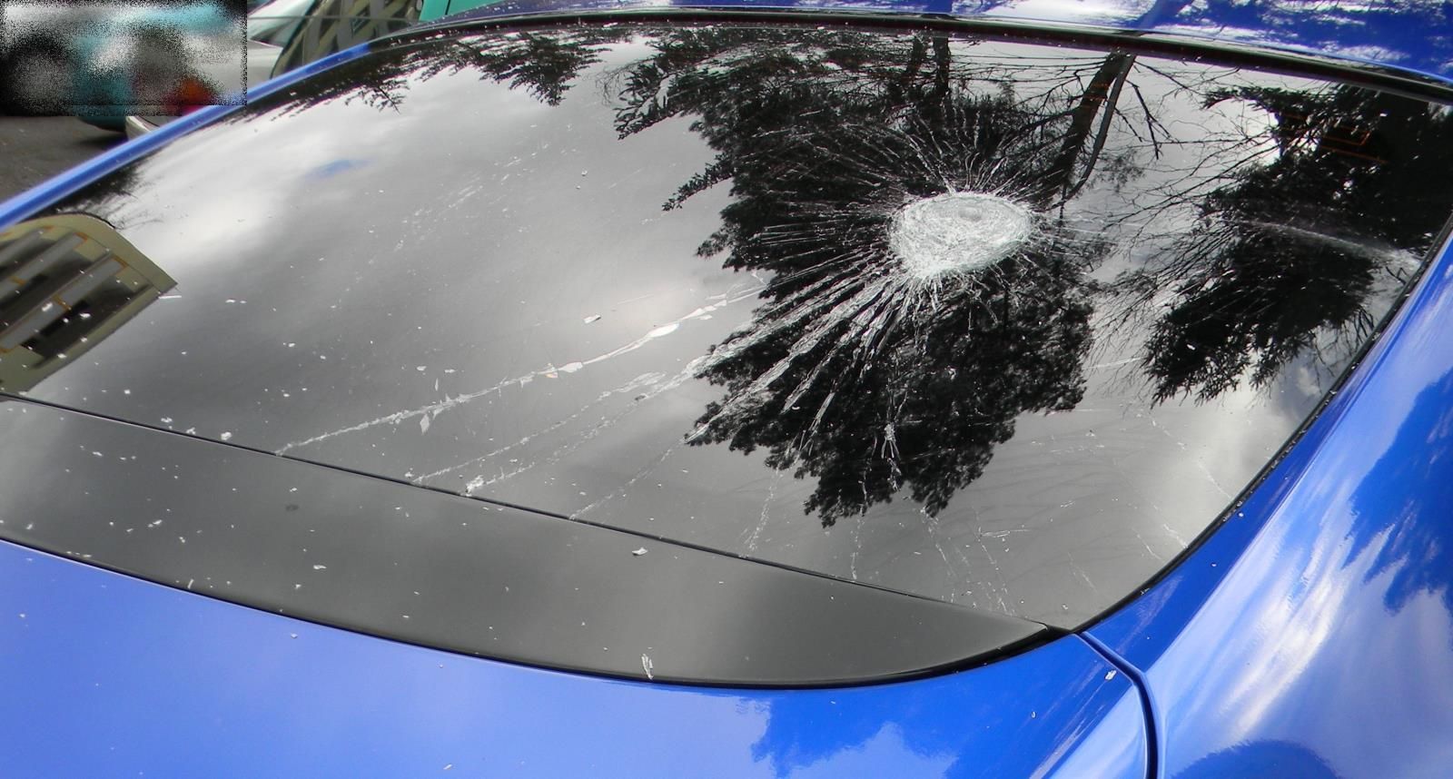 Karlovy Vary: Ve vzteku poškodil vozidlo