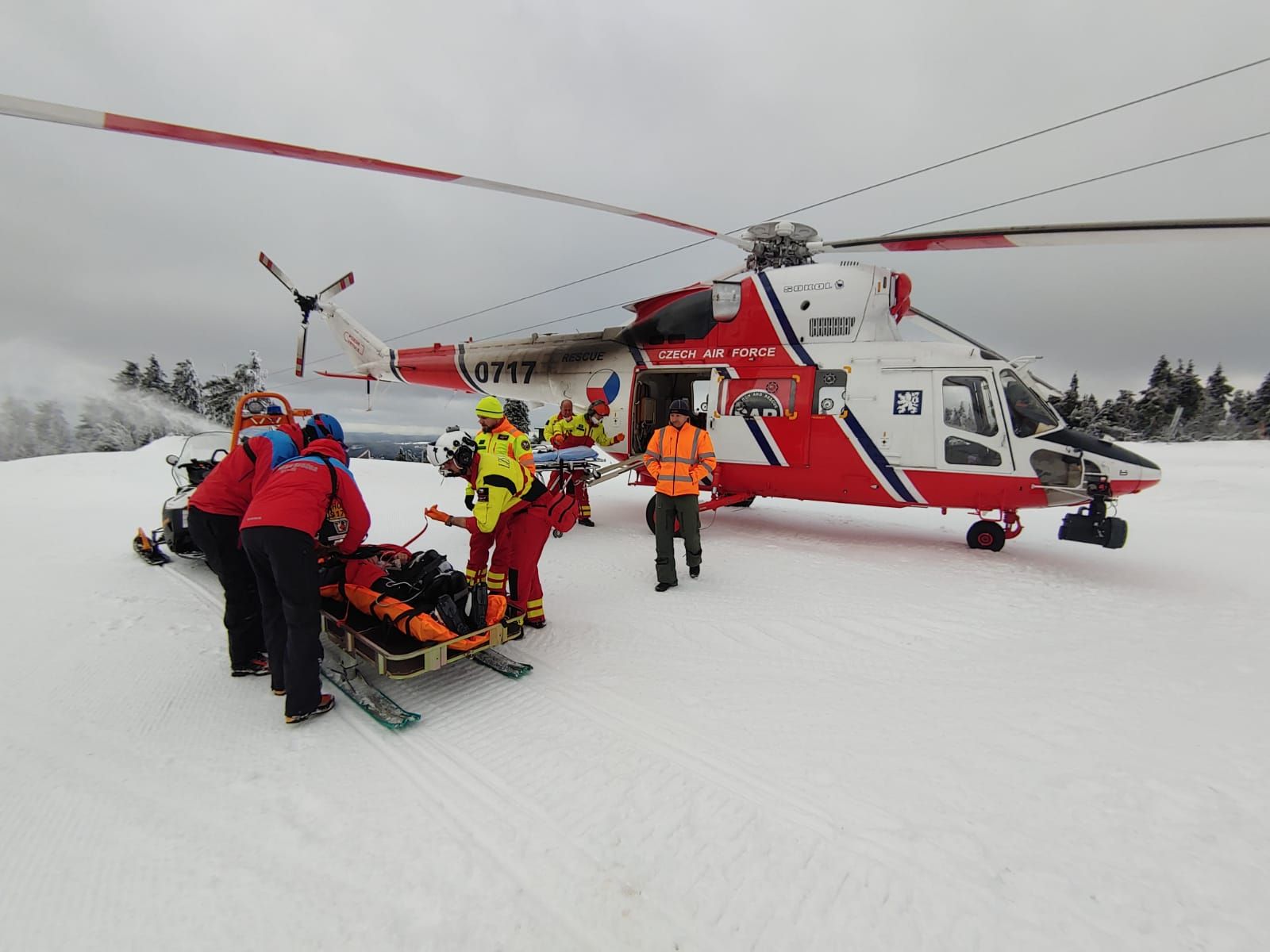 Klínovec: Zraněného lyžaře transportoval vrtulník do nemocnice