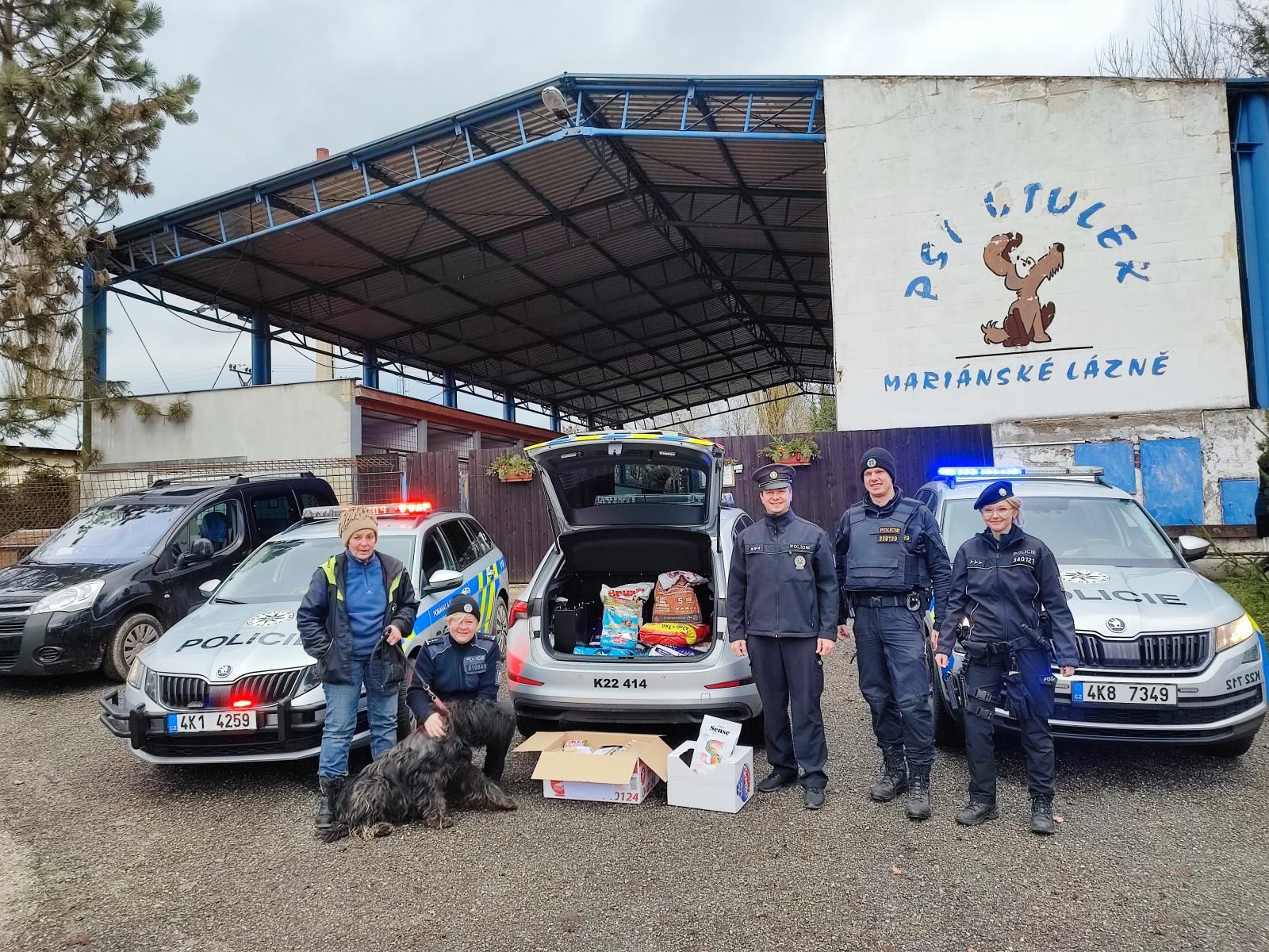 Mariánské Lázně: Policisté dodrželi tradici, opět navštívili psí útulek