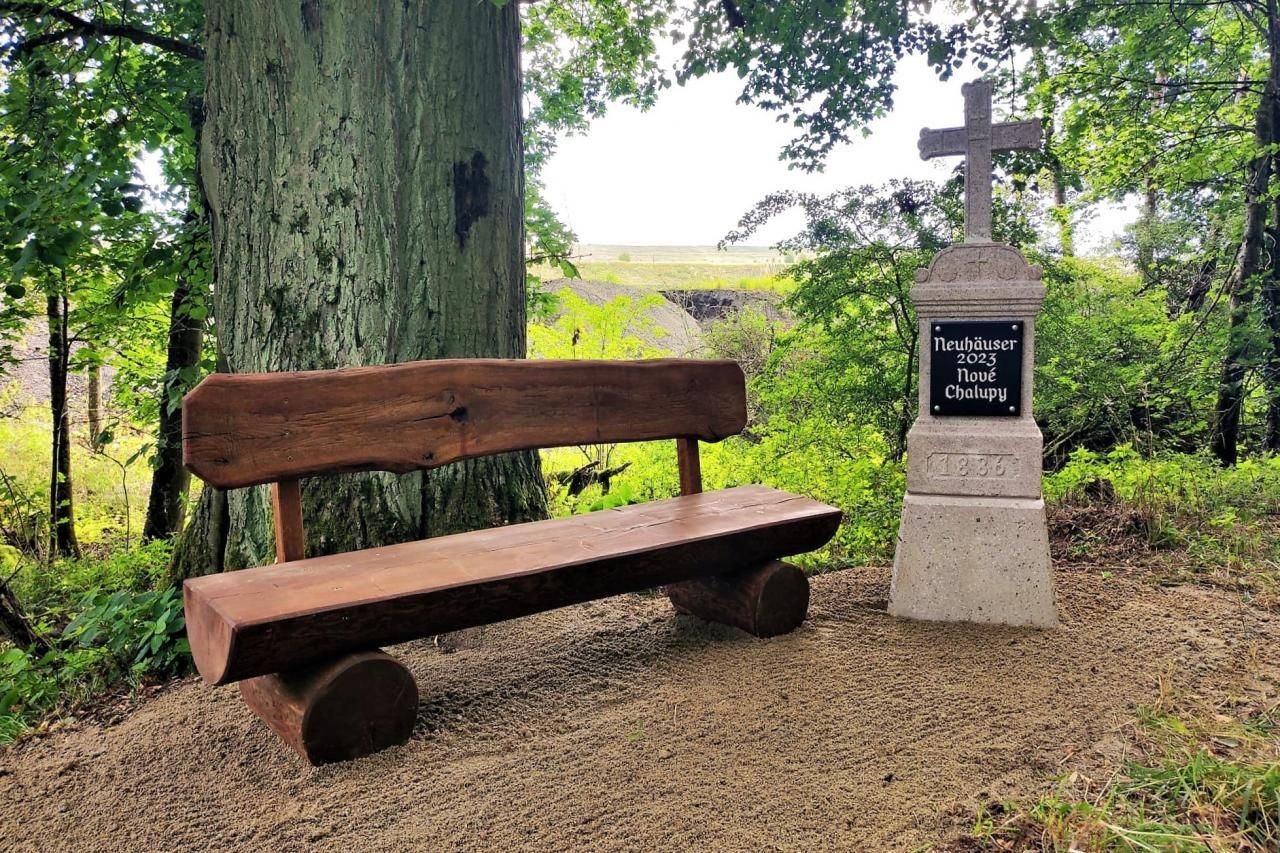 Region: Nové Chalupy připomíná opravený kříž a pamětní lavice