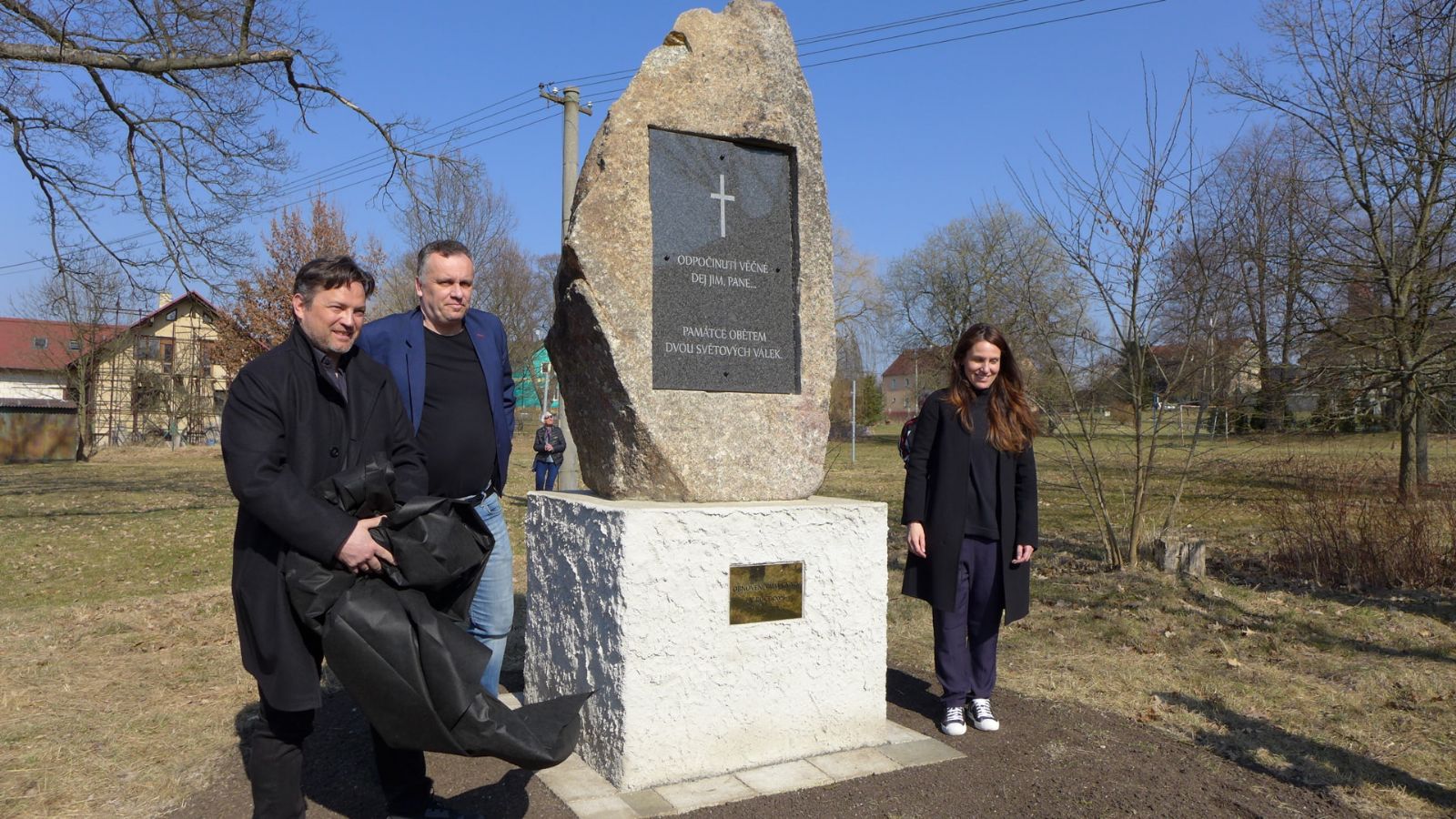 V Olšových Vratech odhalen obnovený památník Obětem světových válek