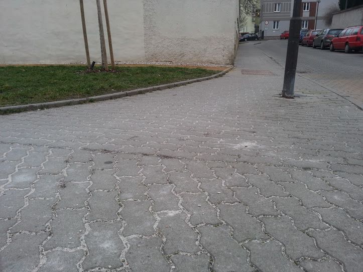 Bílý posypový písek zůstane na plzeňských chodnících až do dubna 