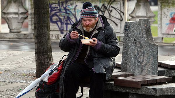 Noční mráz žene bezdomovce v Plzni do tepla