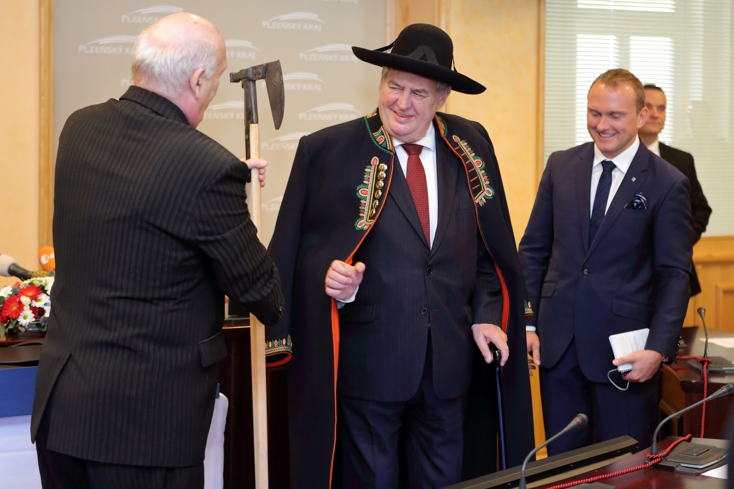 Prezident Zeman převzal chodský čakan a ocenil figuru hejtmana Šlajse 