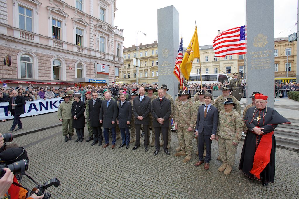 Američané navštívili Plzeň, vítaly je davy lidí. Konvoj projede ve středu 