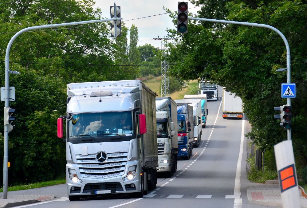 Ministerstvo může řidičům kamionů mimořádně umožnit jízdu s volnějším režimem přestávek