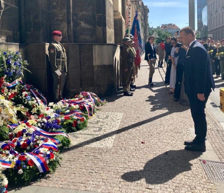 Ministr kultury Martin Baxa uctil památku československých parašutistů