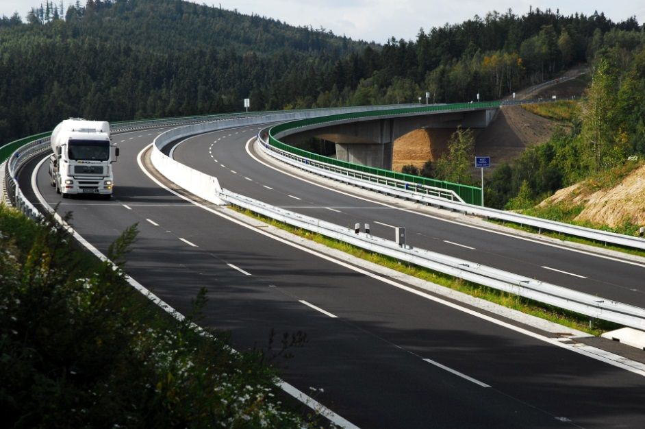 Mýtné efektivně usměrňuje trasy kamionů, zahraniční dopravci využívají v Česku hlavně dálnice