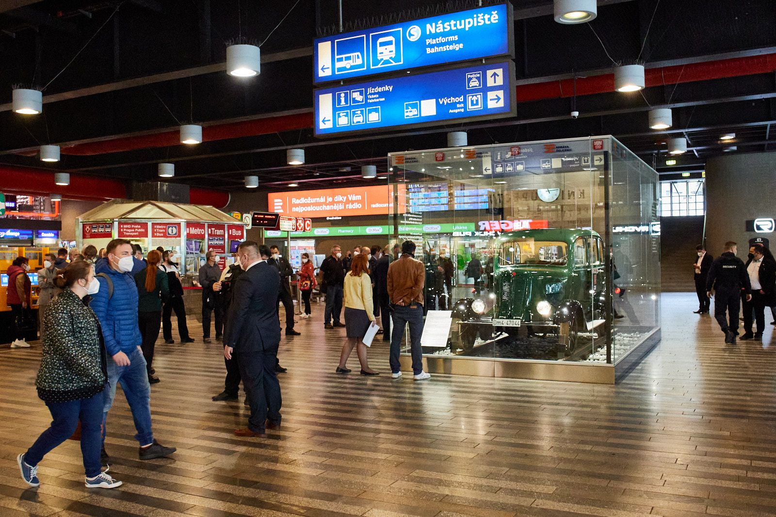 Národní technické muzeum prezentuje železniční drezínu ve vestibulu stanice Praha hlavní nádraží