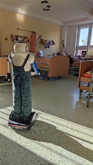 Robot, který pečuje o seniory. Praha 12 má nového zaměstnance