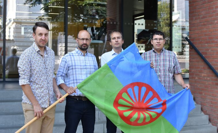 Romská vlajka připomíná památný den romského holokaustu