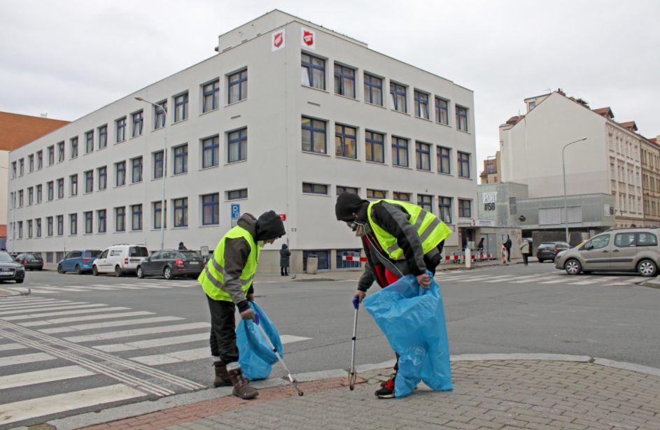V Praze 7 pomáhají uklízet lidé bez domova