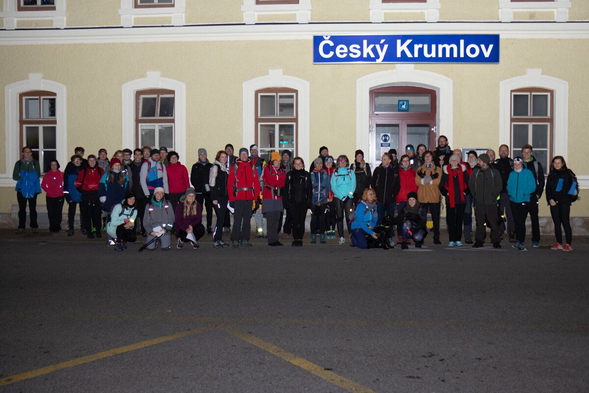 Padesátka poutníků překonala 30 km pro diecézní Charitu České Budějovice