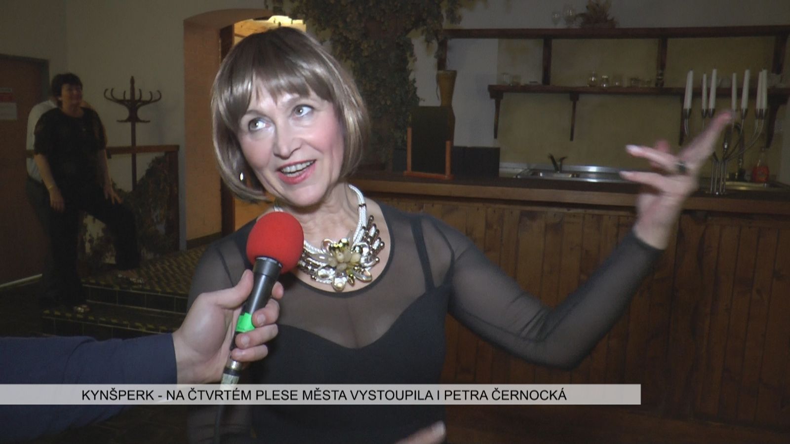 Kynšperk: Na čtvrtém plese města vystoupila i Petra Černocká (TV Západ)