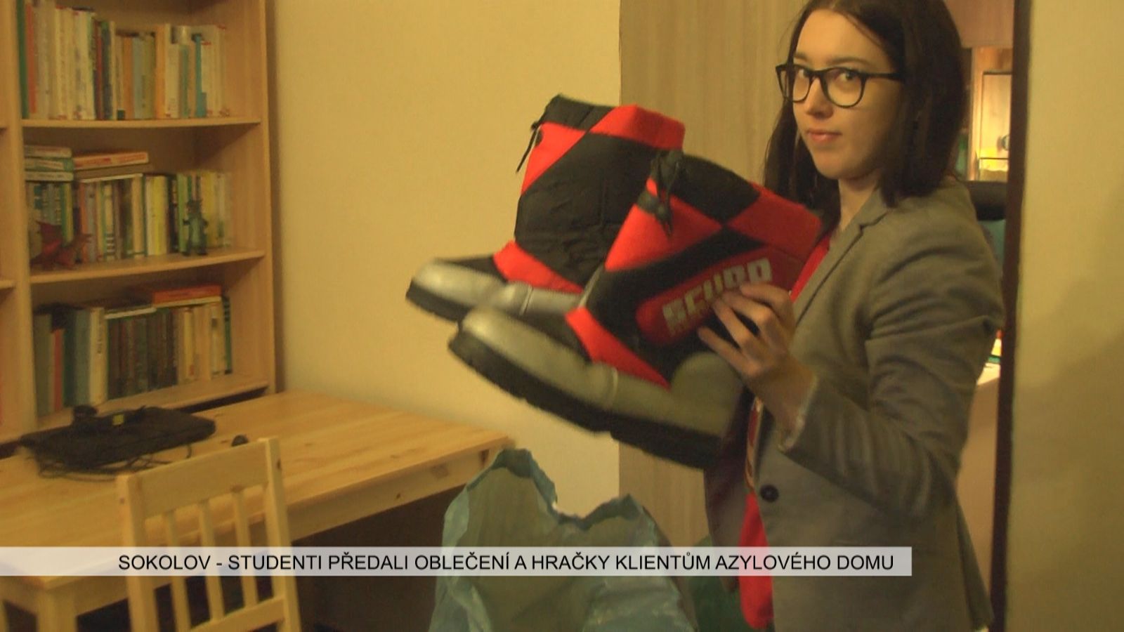 Sokolov: Studenti předali oblečení a hračky klientům Azylového domu (TV Západ)