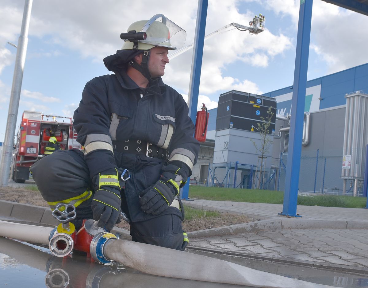 Cheb: Na průmyslové zóně proběhlo velké cvičení hasičů