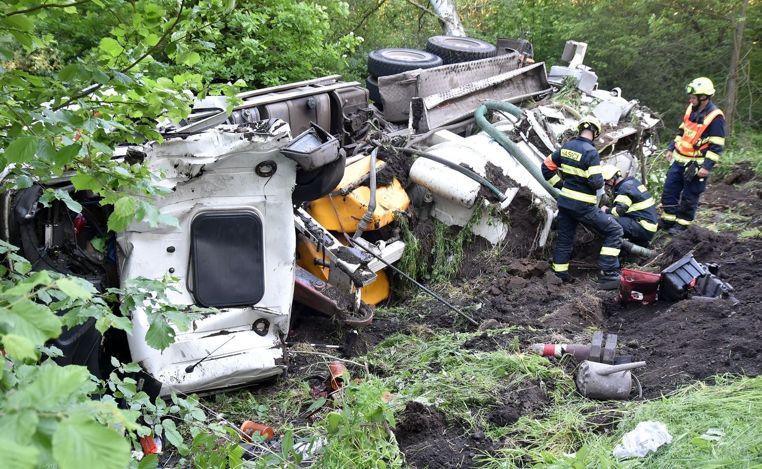 Činov, Žalmanov: Nehoda nákladního auta převážejícího odpadní vodu