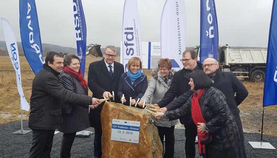 Dnes oficiálně odstartovala stavba nového úseku silnice I. třídy mezi Drmoulem a Trstěnicemi