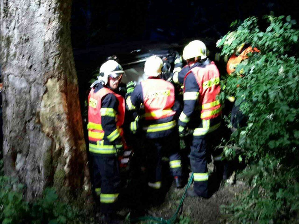 Dolní Žandov, Vysoká: Smrtelná dopravní nehoda. Řidič nezvládl řízení a narazil do stromu