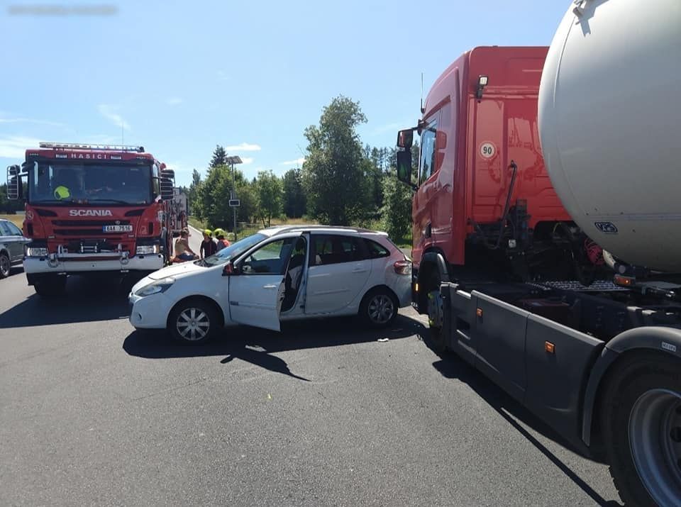 Františkovy Lázně: Střet osobního vozidla s nákladním 
