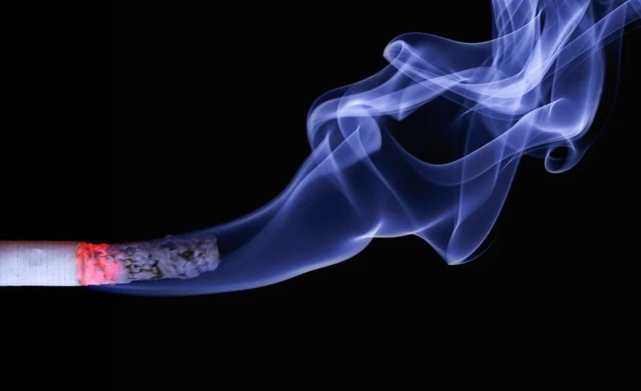Karlovarsko: Cigaretu uhasila o čelo poškozené