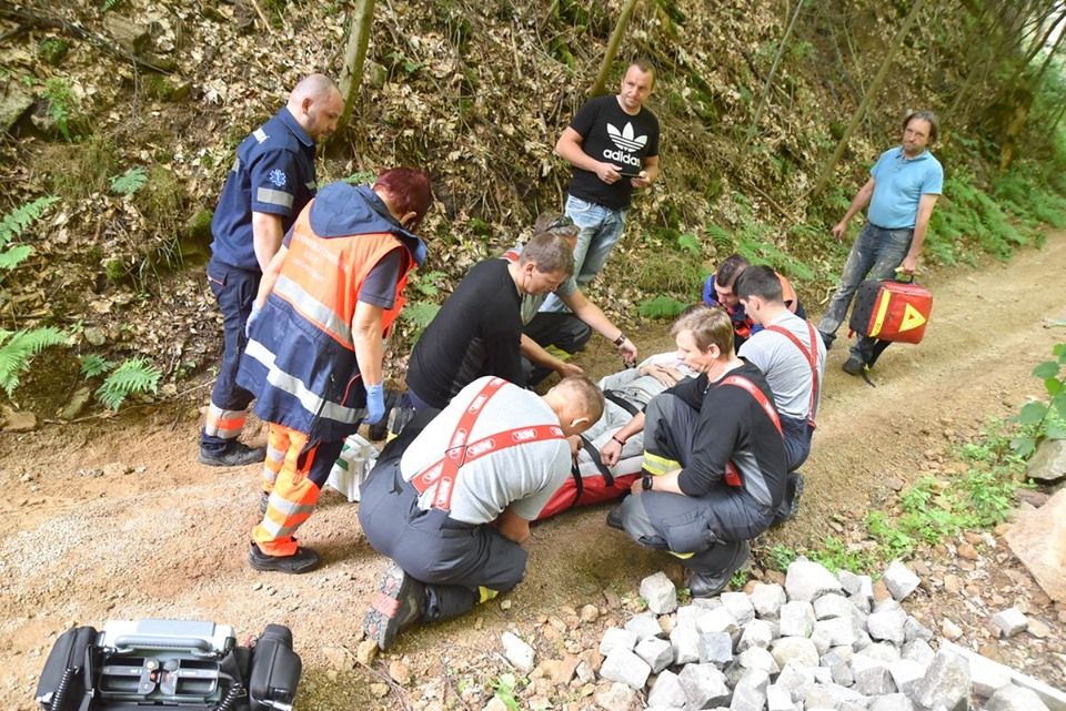 Karlovarsko: Dnes dopoledne spadl ve Svatoškách muž ze skály