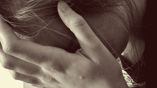 Karlovarsko: Po přítelkyni házel židle, bil jí do hlavy a škrtil