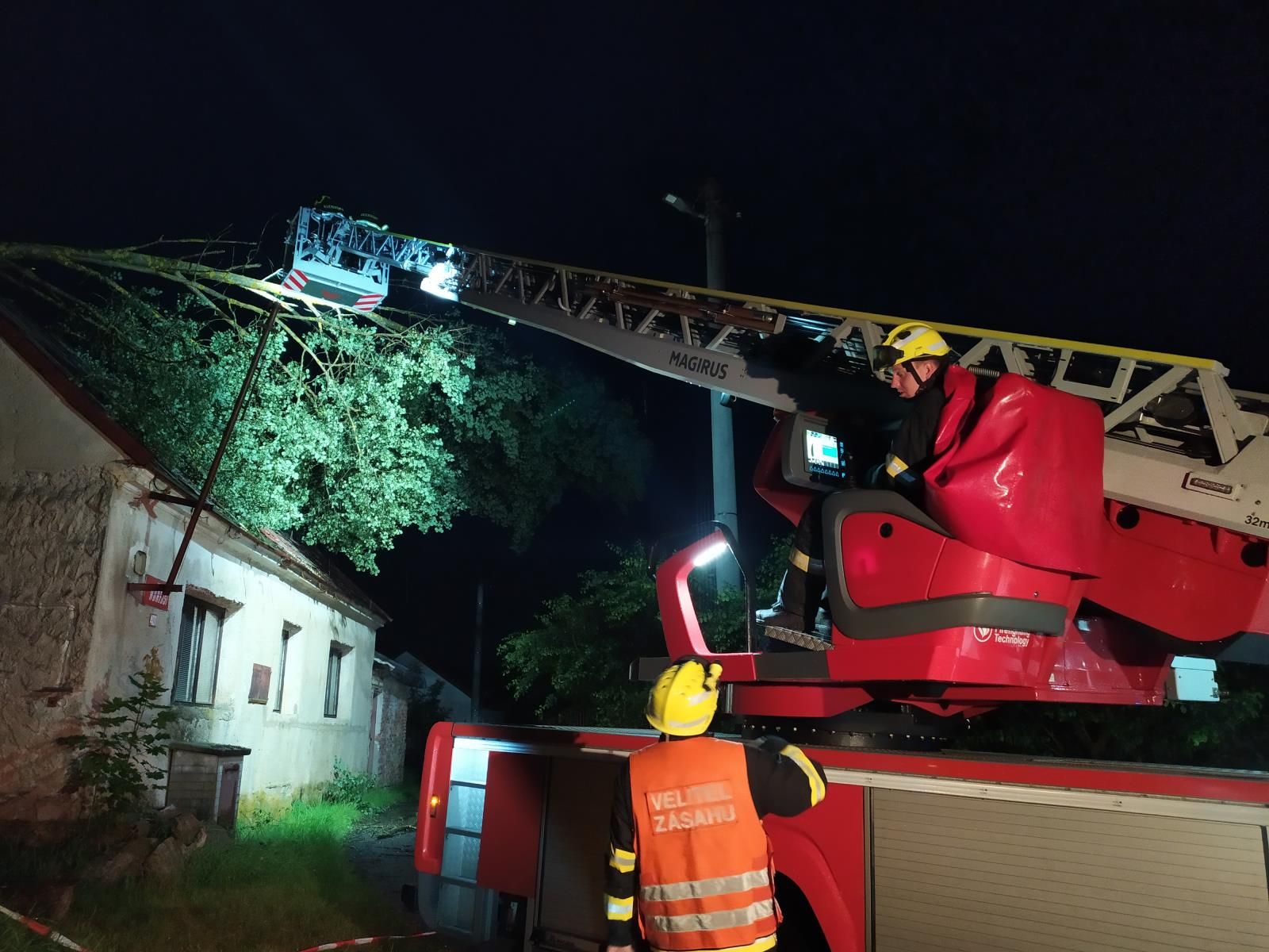 Karlovarsko: Padající stromy jen těsně minuly zasahující hasiče a jejich techniku