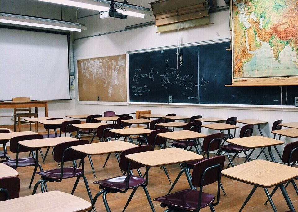 Karlovarský kraj: Bezpečnostní rada doporučí roušky ve všech prostorách škol