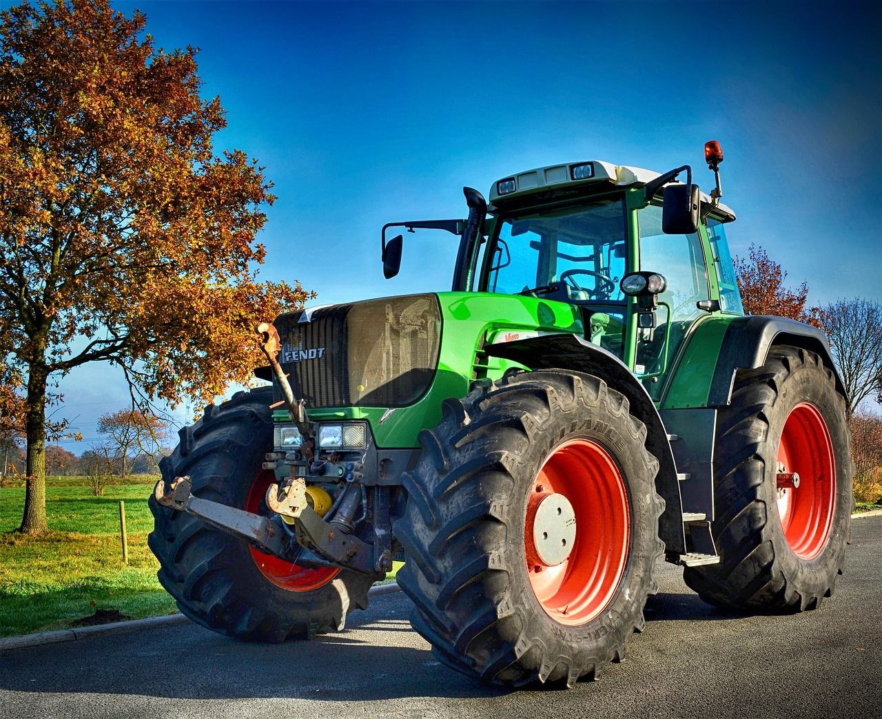 Karlovarský kraj zakoupí nový traktor pro školní statek v Chebu 