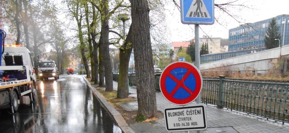 Karlovy Vary: Blokové čištění města se vrací k běžnému režimu