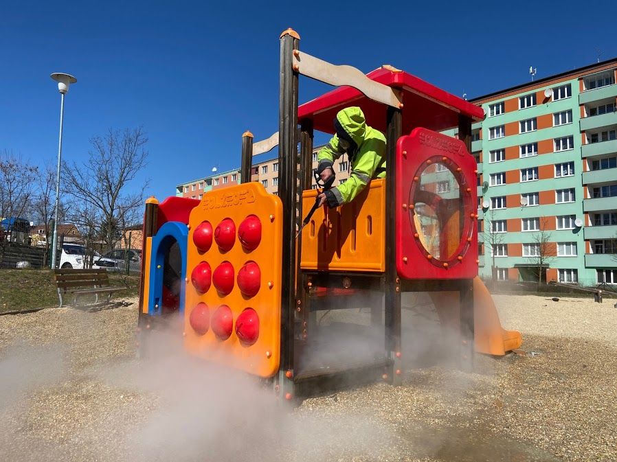 Karlovy Vary: Dětská hřiště zůstávají přístupná. Dnes začne jejich desinfekce