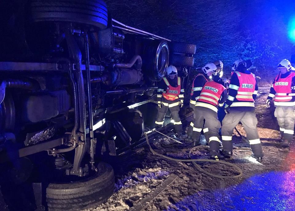 Karlovy Vary: Dnes ráno zasahovali hasiči u dopravní nehody nákladního auta