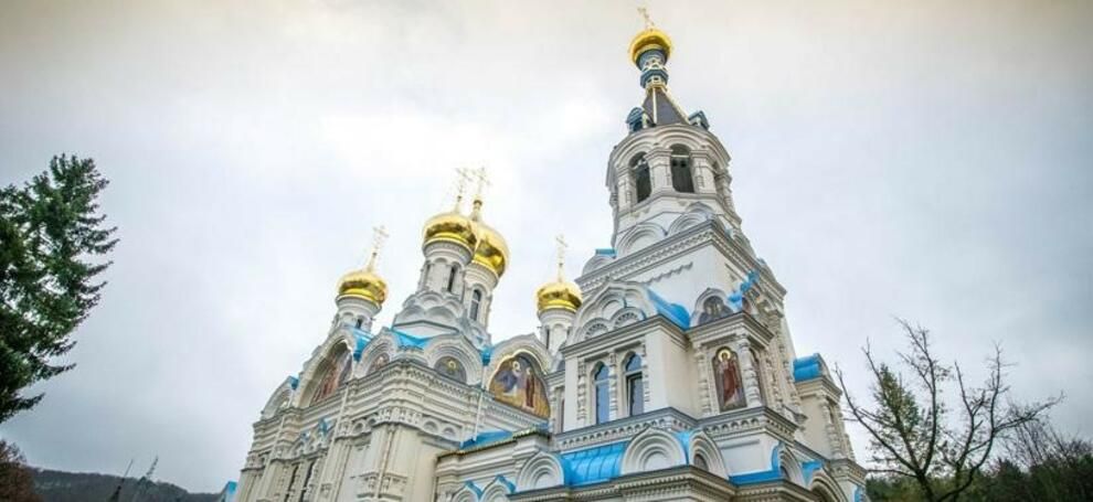 Karlovy Vary: Muž pod vlivem drog se plazil v kostele s tím, že zhřešil a jen satan mu pomůže