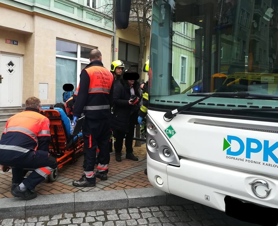 Karlovy Vary: Střet autobusu s chodkyní