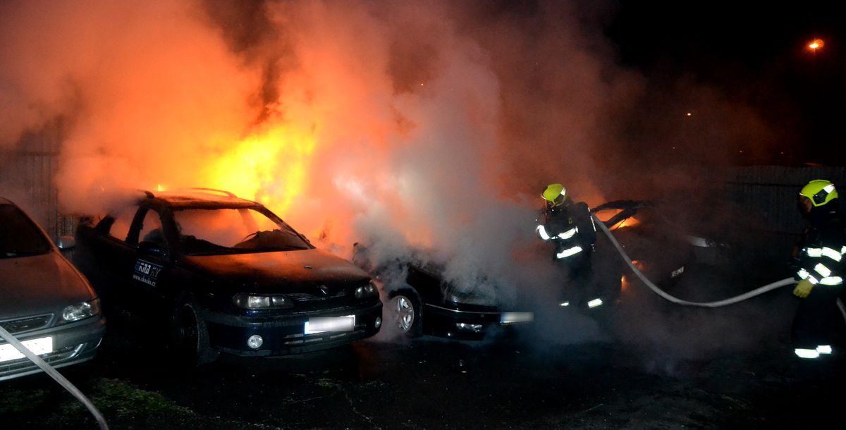 Karlovy Vary: V areálu odtahové služby shořelo osm aut