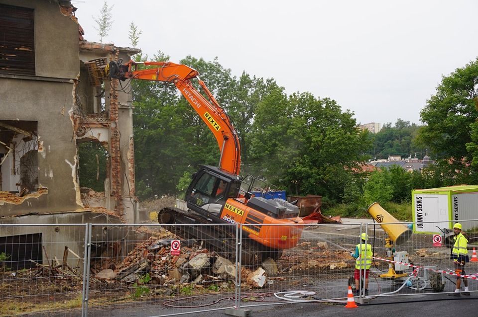 Karlovy Vary: Včera začala demolice bývalé budovy patologie
