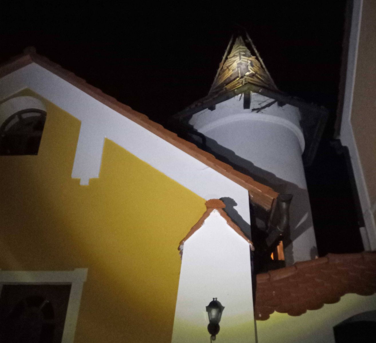 Kopanina: Kulový blesk udeřil do střechy hotelové věže