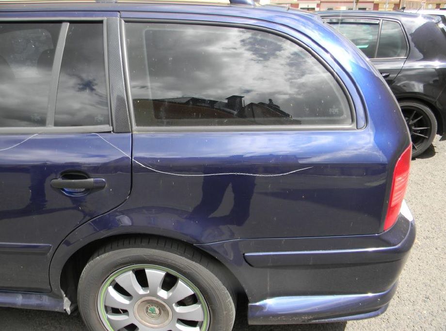 Kraslice: Zaparkované vozidlo poškrábal šroubovákem