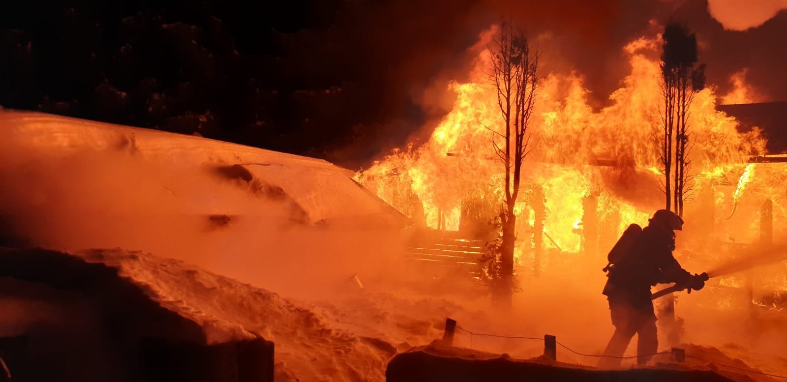 Lesík u Nejdku: Požár chaty likvidovalo 6 jednotek hasičů