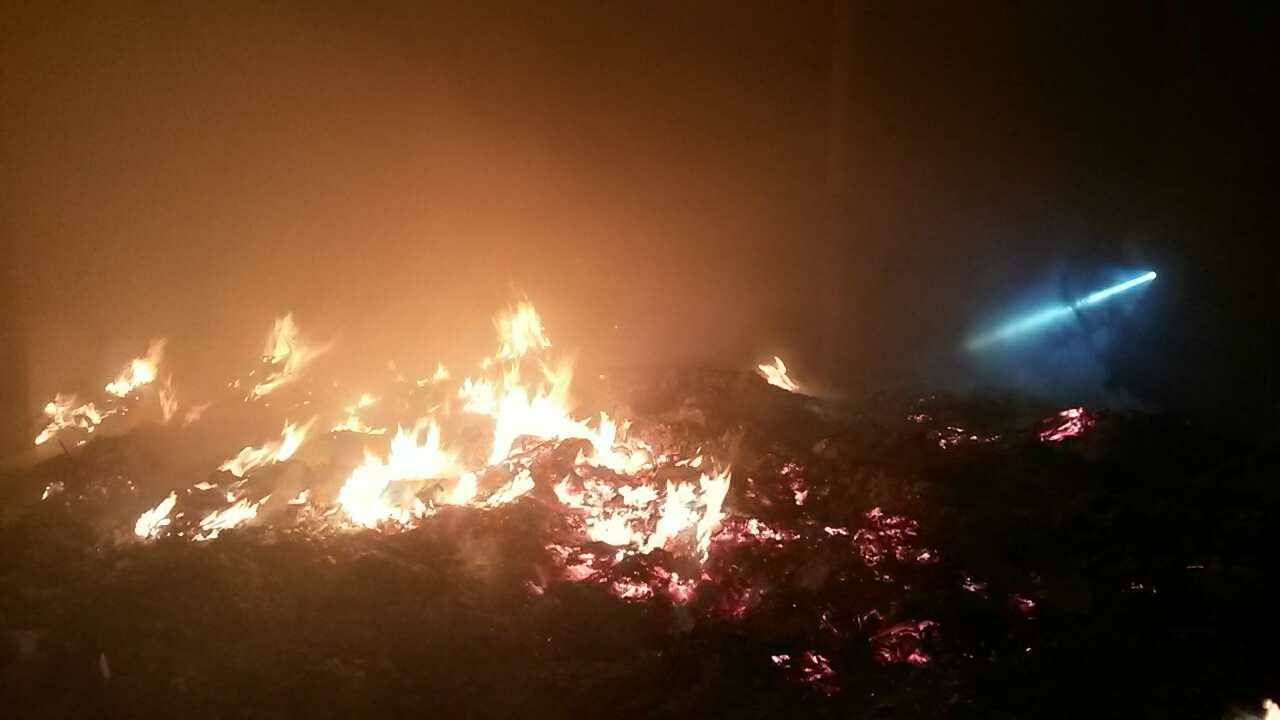 Libá: Dvanáct jednotek hasičů likvidovalo požár v bývalé přádelně