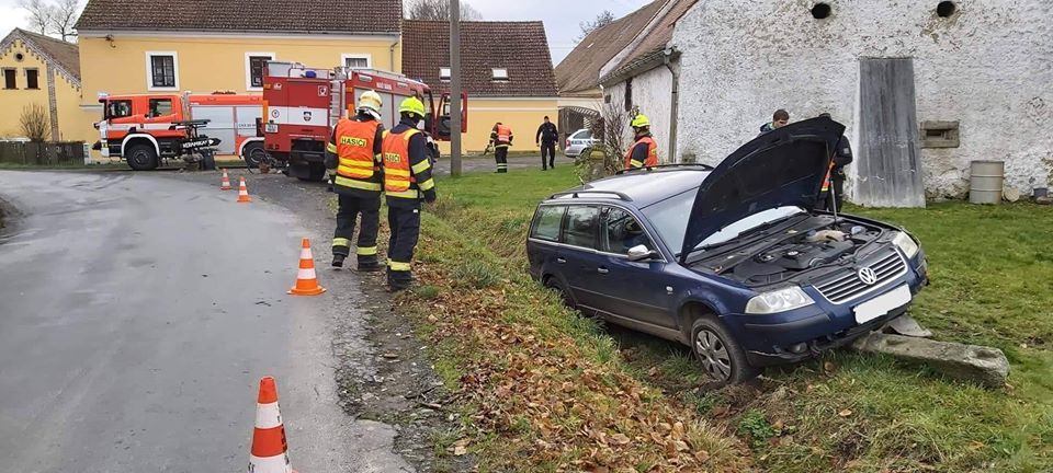 Nový Drahov: Dopravní nehoda s únikem provozních kapalin