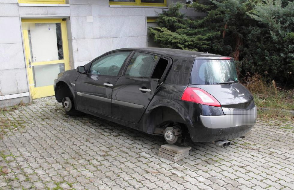Sokolov: Vykradli zaparkované vozidlo. Odmontovali i hliníková kola