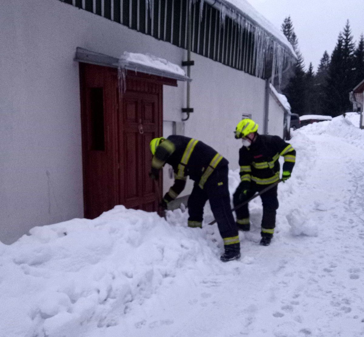 Stříbrná: Hasiči pomohli seniorce odklidit sníh